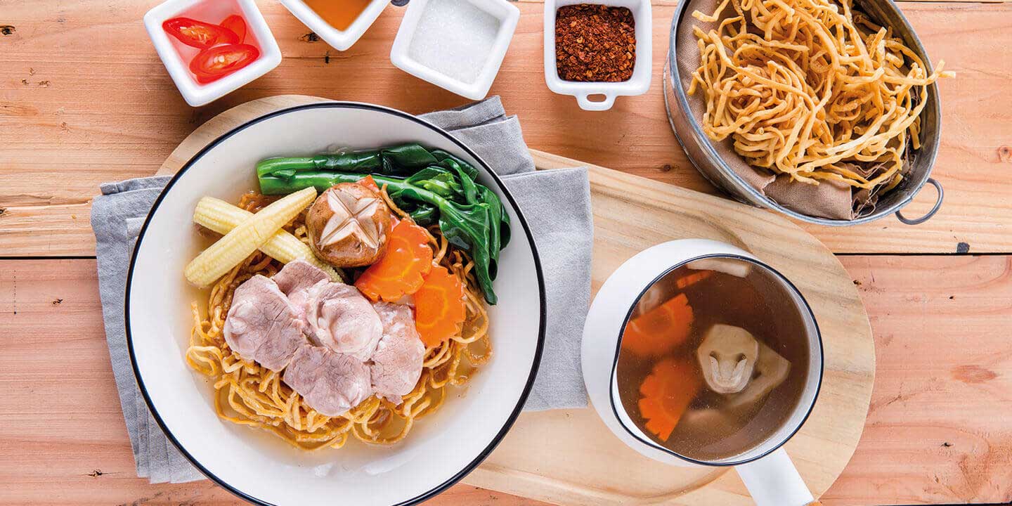 บะหมี่กรอบราดหน้าหมูคูโรบูตะ